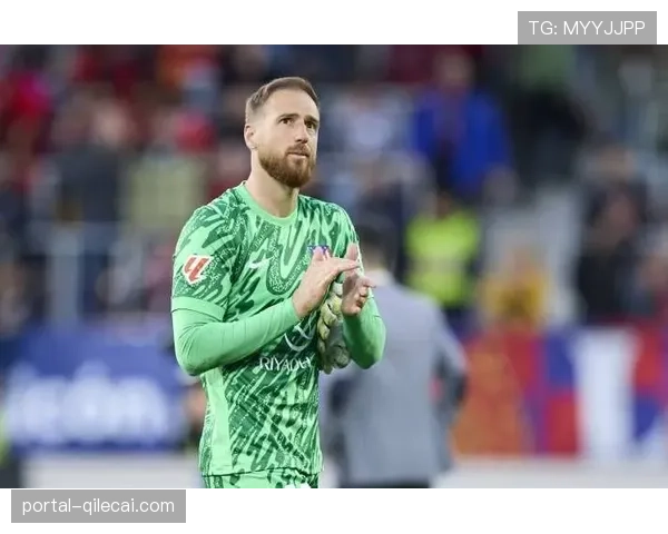 特写镜头：奥布拉克快速手抛球发动进攻，马竞3秒内将球发展至对方禁区